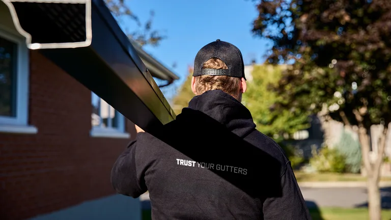 Équipe Gouttières Aqua-Nett sur un chantier à Cantley